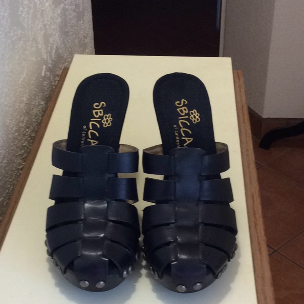 SBICCA BLACK LEATHER HEELS